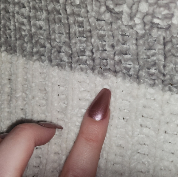 Softest sweater ever - Picture 4 of 8